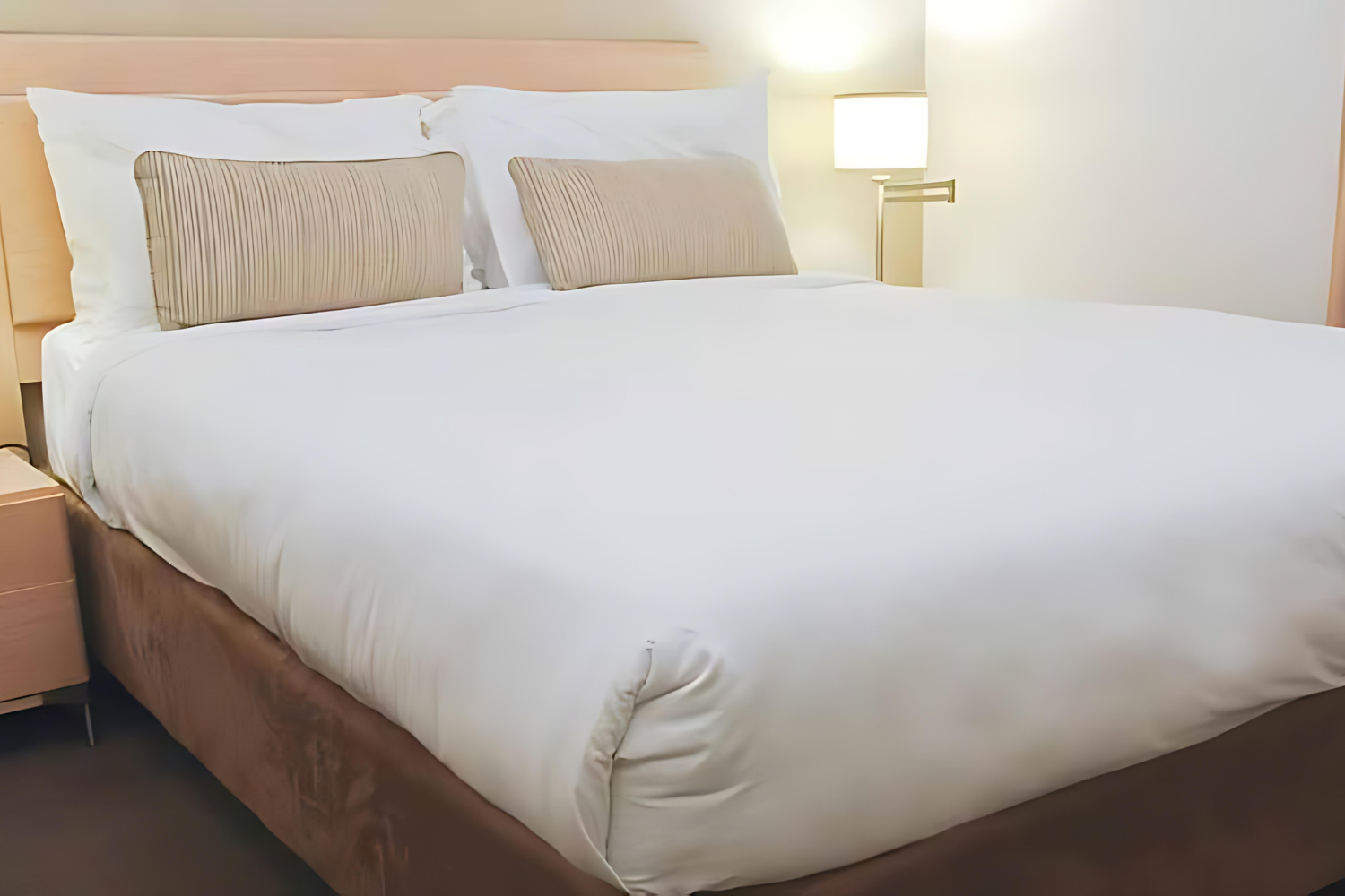 Hotel Bed White Percale T250 CottonPoly Royal Suite